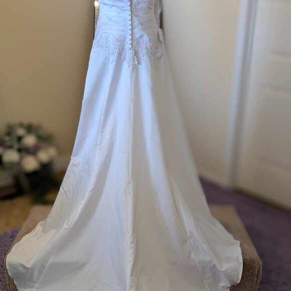 David’s bridal T9569 A Line halter wedding gown Size 6 - Picture 4 of 8